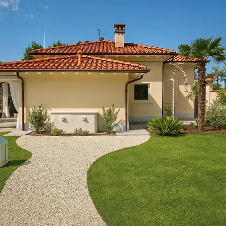 فيلة Dei Marmi, Pool & Garden *
